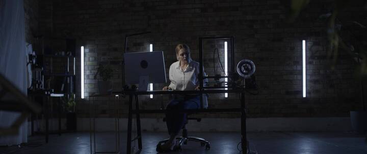 深夜女人在办公室电脑上工作