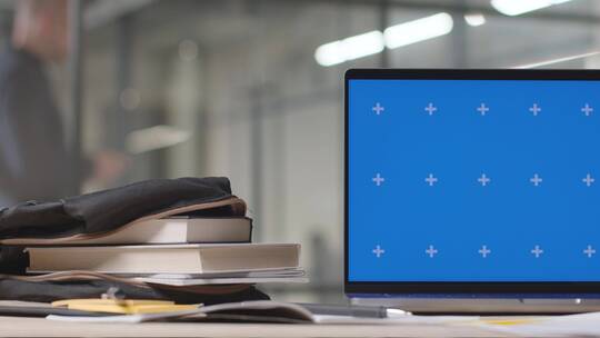 桌面上的蓝屏笔记本电脑视频素材模板下载
