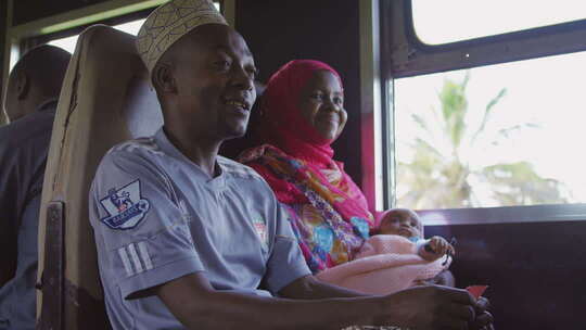 非洲火车上车厢内一家三口温馨相伴
