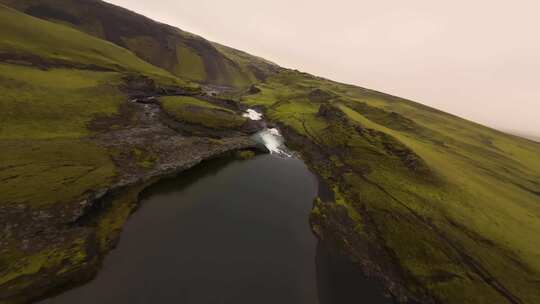 4k风景fpv航拍冰岛山谷中大的瀑布跟随流水