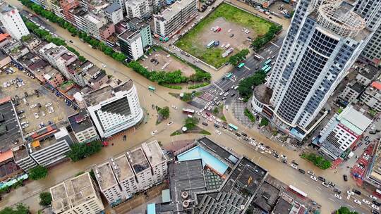 俯瞰城市街景道路被水淹没的景象