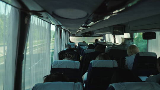 在欧洲公路上行驶的客车内景