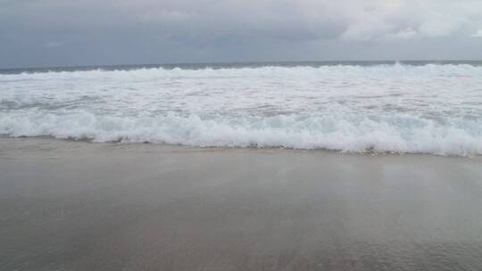 海浪拍打着海岸视频素材模板下载