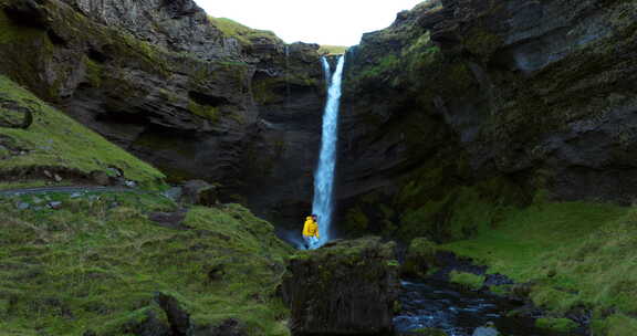 站在岩石上欣赏冰岛克维努福斯瀑布美景的人