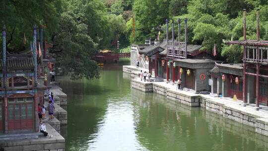 临江邻水河边水边河道沿岸的古建筑景点