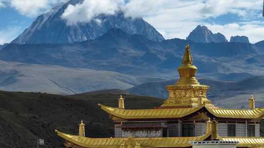 晴天中国四川甘孜木雅大寺和雅拉雪山风景