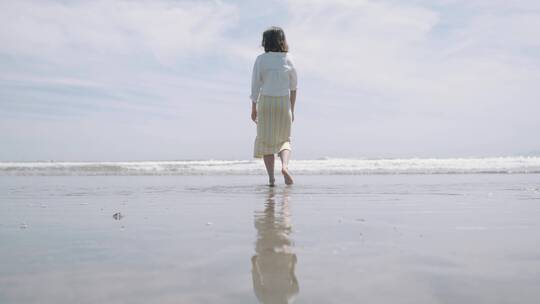 女人走向大海慢镜头