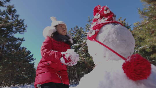 快乐女孩在雪地里玩耍