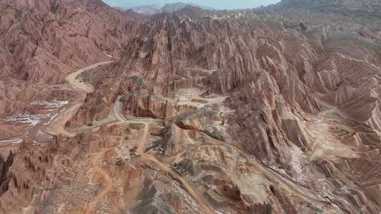 俯瞰壮观的新疆天山大峡谷红色丹霞地貌全景