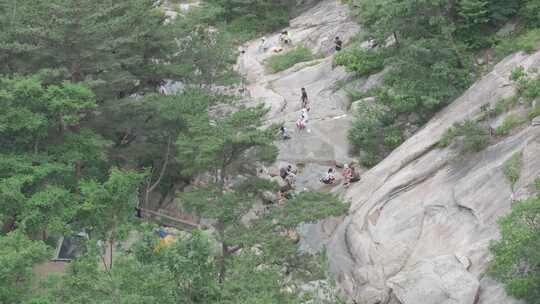 航拍山东省烟台市昆嵛山无染寺景区戏水游客