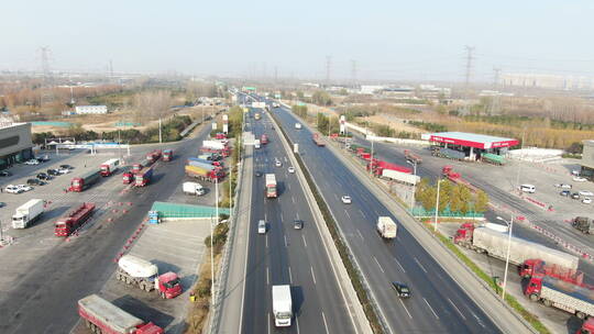 高速公路 服务区  货车 物流  郑州服务区视频素材模板下载