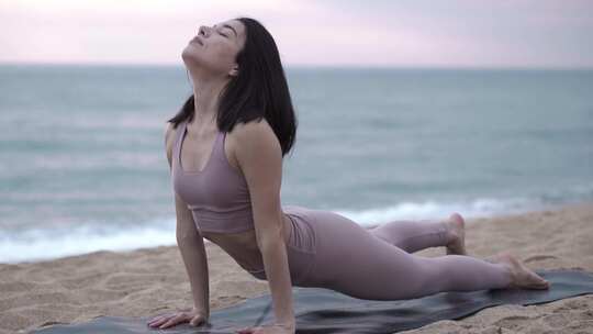 清晨女人在海边做瑜伽宣传片瑜伽素材