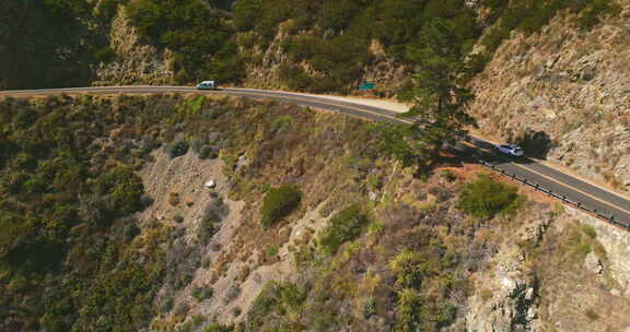 穿过山区的危险道路。穿过岩石景观的交通