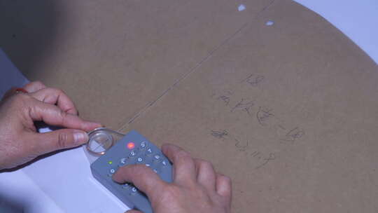 制衣厂车间工作画面 裁剪车间