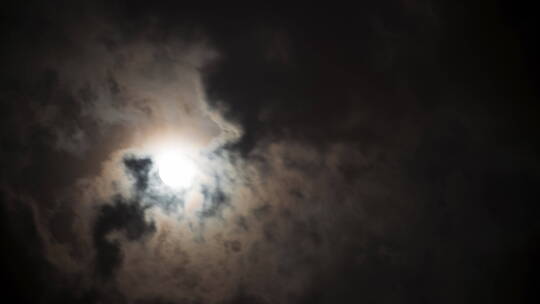 夜空中多云的月亮