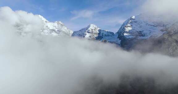 航拍雪山风光