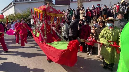 济南章丘三德范古村，元宵节大扮玩场面壮观