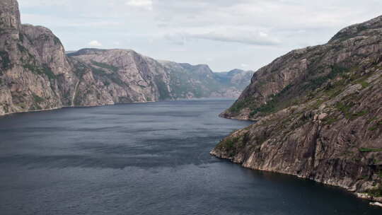 空中拍摄，在挪威Lysefjord宽阔的