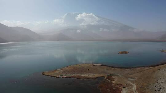 新疆喀拉库勒湖慕士塔格峰雪山风光