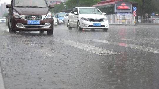 城市街头暴雨车辆驶过