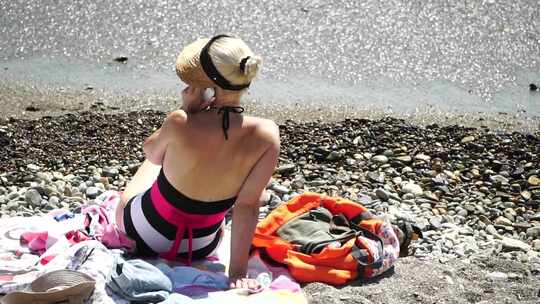 女人在海滩上在日落在夏季假期假期慢动作特