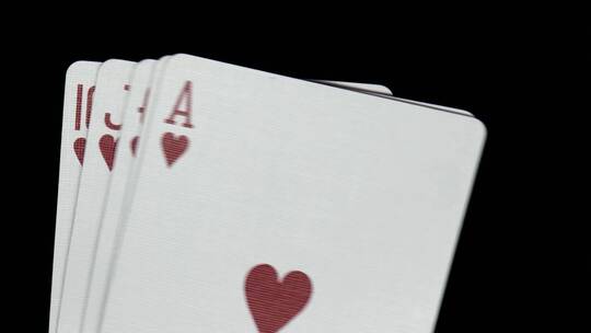 黑色背景上的扑克牌红桃连号视频素材模板下载