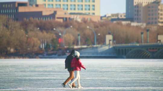 情侣冰上行走 冰雪湖面 冬天风景 男女散步