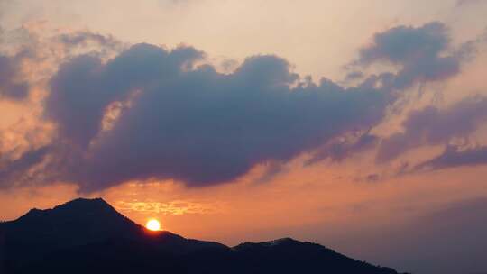 山峰日出延时天空阳光云朵清晨群山太阳升起