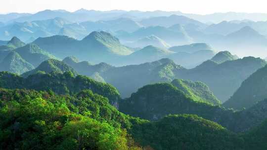 航拍雄伟壮阔的群山