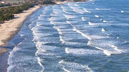 沿海公路边海浪翻涌的美丽海景