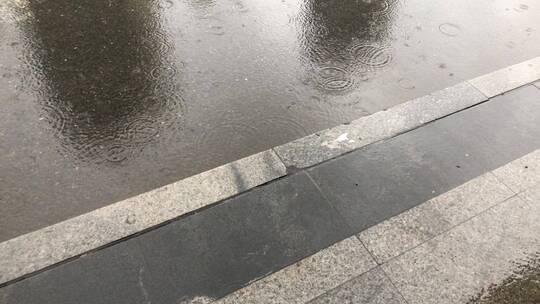 城市街道的雨天