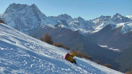 实拍登雪山画面