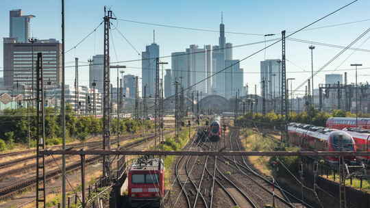 法兰克福天际线与通往HBF（中央车站）的火车线路，晴天，延时