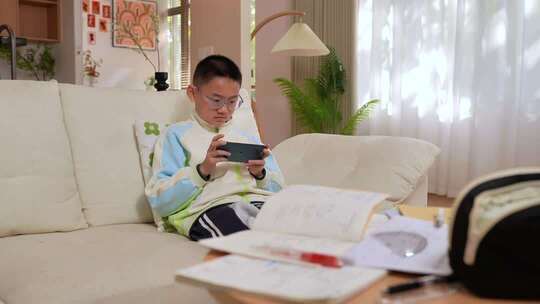 青少年痴迷玩手机