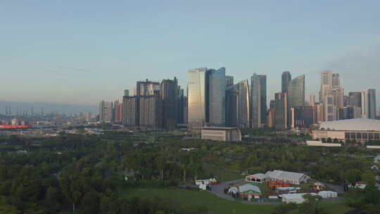日出时的新加坡商业区城市景观无人机飞行。视频素材模板下载