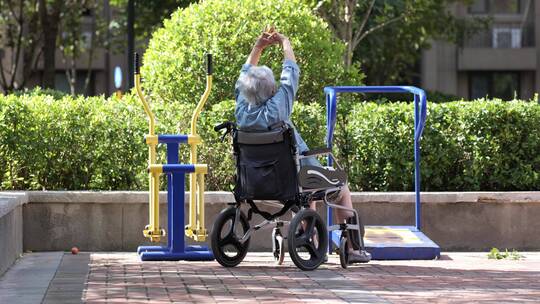 在阳光下坐轮椅晒太阳锻炼身体的老人视频素材模板下载