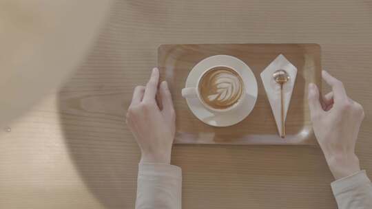 双手端咖啡托盘特写