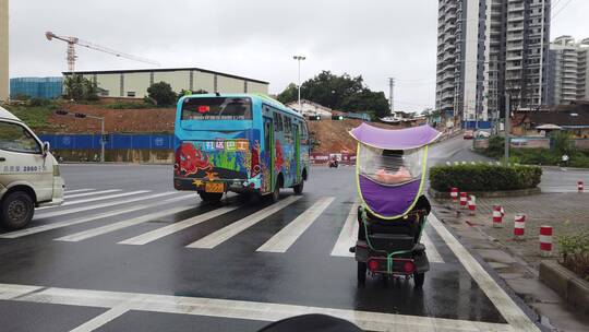 马路上骑电单车穿行街道 骑行第一人称视角