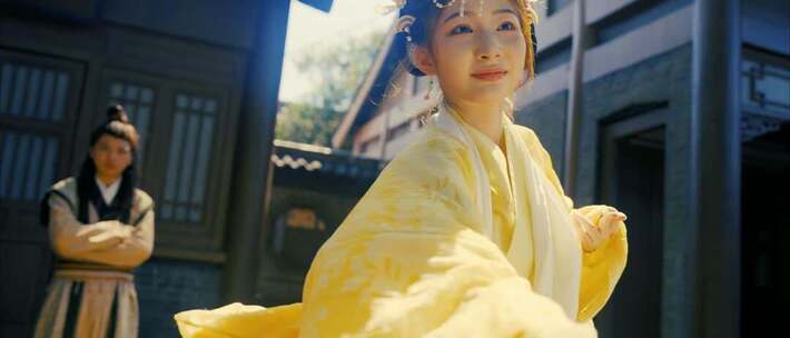 古装女子汉服造型舞剑近景画面