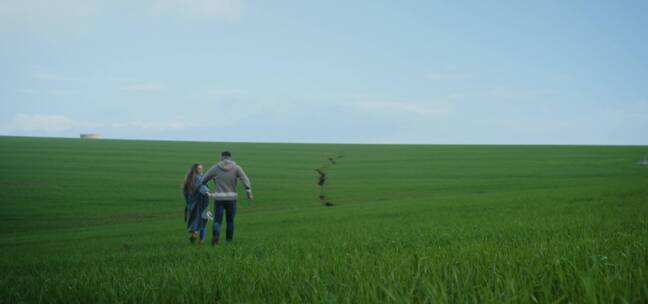 草原上奔跑的夫妇