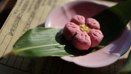 桌上美丽的桃花酥特写