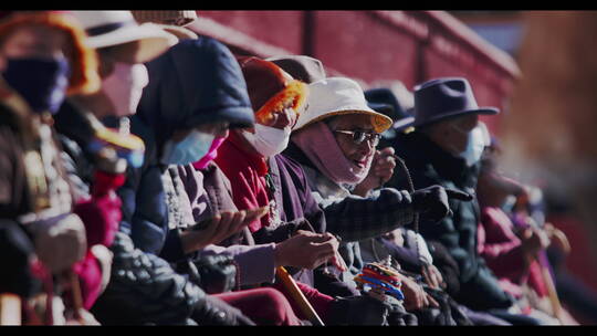 西藏拉萨冬日早晨八廓街大昭寺藏族朝拜人群