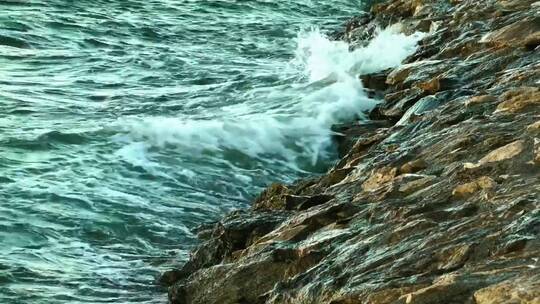 被海浪撞-击的岩石表面