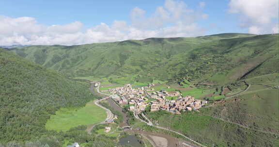 夏季的川西藏族藏寨小村落