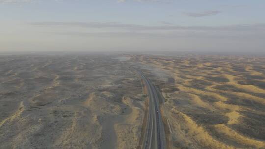 新疆日出沙漠公路