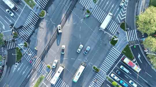 俯拍道路车辆行驶交通车流航拍城市道路汽车