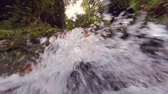 青山绿水山间小溪流淌水流特写升格