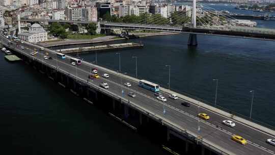 伊斯坦布尔博斯普鲁斯海峡和金角大桥鸟瞰图视频素材模板下载