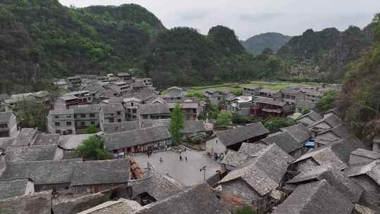 贵州安顺市高荡村千年布依古寨峰林风光