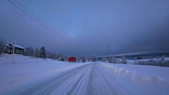 挪威塞尼亚岛北极圈峡湾地貌冬季雪景公路